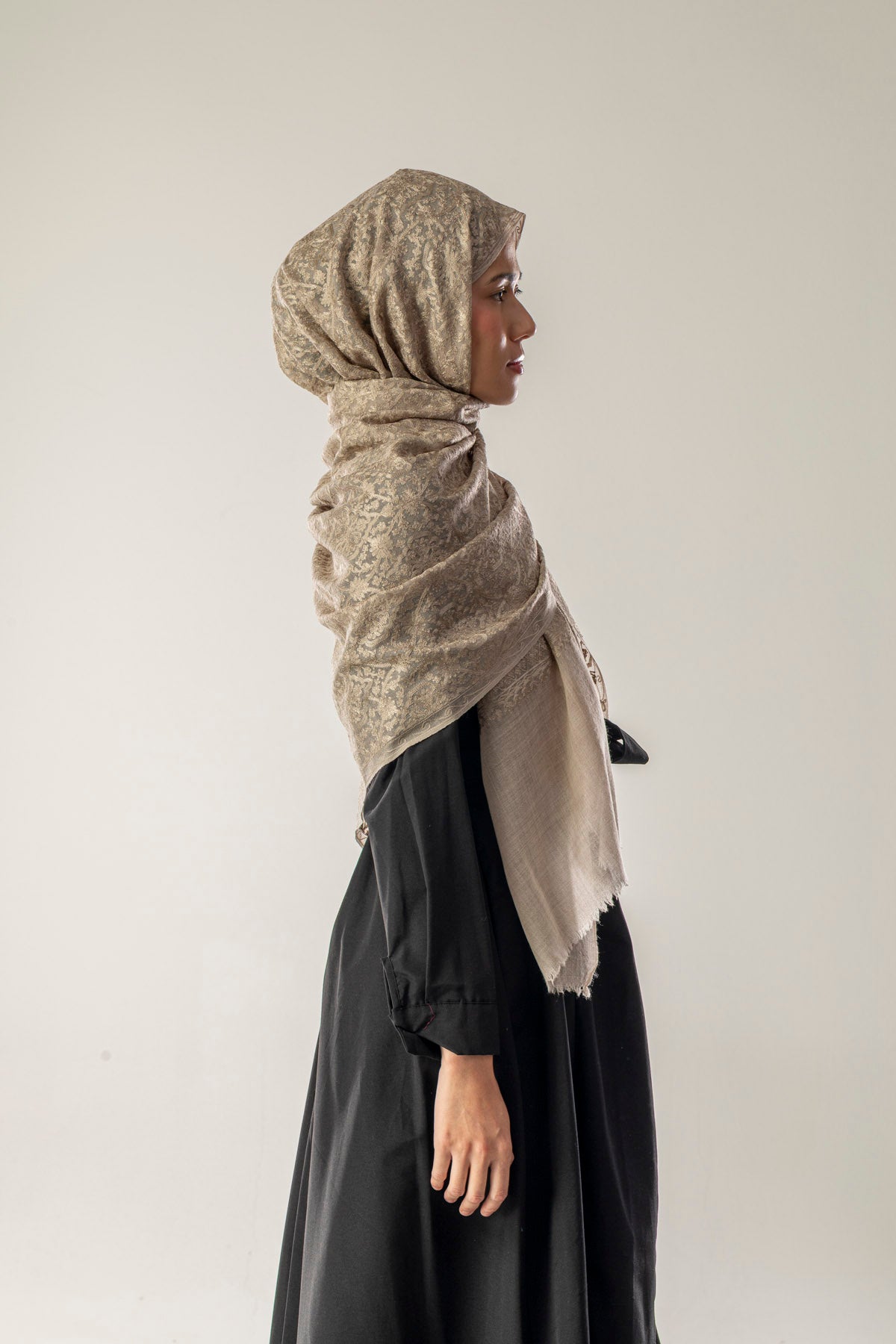 Lameya Bej Kaşmir Üstü İpek İşlemeli Şal